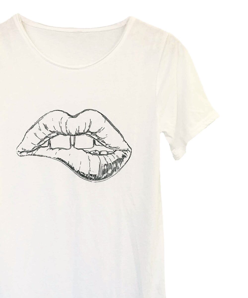 Androgynous Fox wide neck white tee-shirt with large lips printed in black.